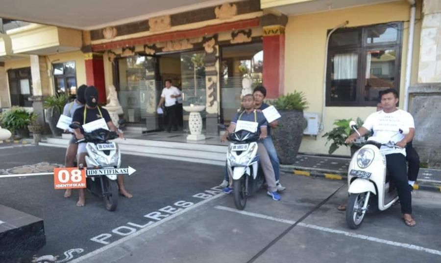 podiumnews.com- Polisi Gelar Rekontruksi Pembunuhan Oleh Pelajar